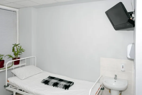 Clean Empty Hospital Room Ready Patients Empty Bed Hospital Ward — 스톡 사진