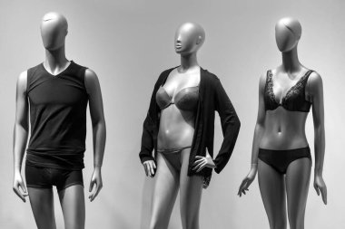 Modern ve lüks iç çamaşırı mağazası. Uzun boylu erkek ve kadın mankenler nderwear 'de. Vitrindeki plastik bebeklerin üzerindeki iç çamaşırları