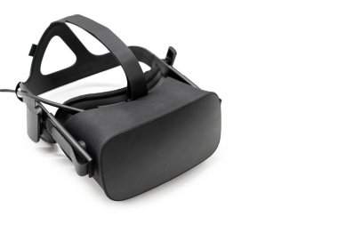 Beyaz arka planda sanal gerçeklik kulaklığı var. Oyun aleti, sanal gerçeklik gözlükleri Sanal gerçeklik kaskı