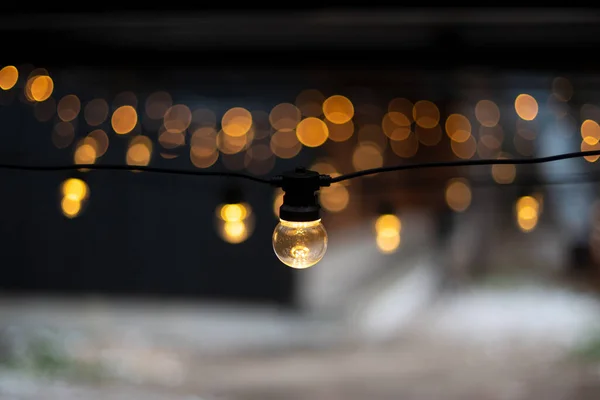 Lâmpada Elétrica Guirlandas Com Bulbos Diferentes Tamanhos Pendurados Café Anexado — Fotografia de Stock