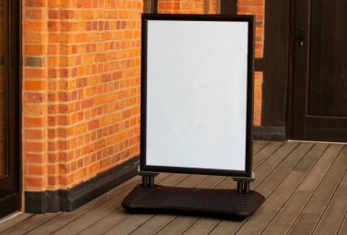 Caddedeki tabela. Boş menü masası standı. Restoran kaldırım tabelası. Açık kafe yakınlarındaki bir panoda. Metin için kopyalama alanı, seçici odak