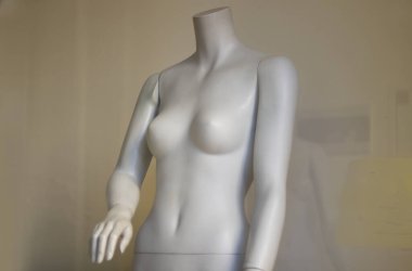 Çıplak kadın manken mi? Vitrindeki plastik bebekler