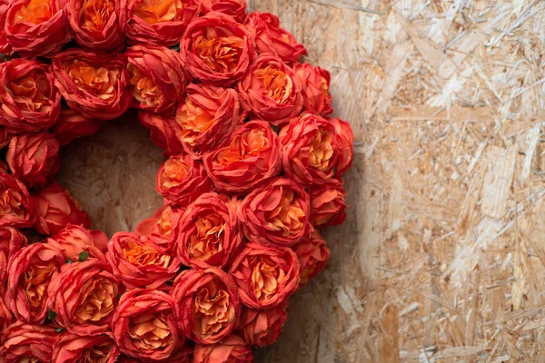 Τεχνητά λουλούδια, στεφάνι διακοπών, υφή λουλουδιού σε κόντρα πλακέ με χώρο αντιγραφής. Πορτοκαλί τριαντάφυλλα, φόντο λουλουδιών — Φωτογραφία Αρχείου