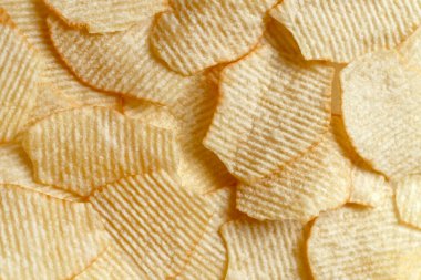 Patates cipsi arka plan üst görünümünü ortaya çıkarır. Çıtır çıtır atıştırmalık, abur cubur, fast food, flatlay