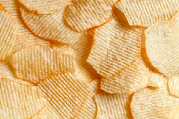 Patates cipsi arka plan üst görünümünü ortaya çıkarır. Çıtır çıtır atıştırmalık, abur cubur, fast food, flatlay