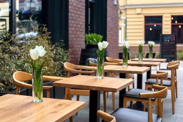 Prázdné Stoly Květinami Venkovní Kavárně Nebo Restauraci Stoly Židle Kavárně — Stock fotografie
