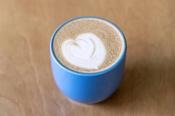 Draufsicht Auf Frischen Kaffee Auf Rustikalem Holztisch Blaue Keramiktasse Mit — Stockfoto
