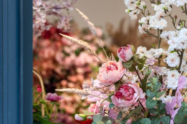 Çiçekçide buketler dolusu çiçek. Çiçekçi konsepti, bahar kutlamaları için hediyeler ve hediyeler.