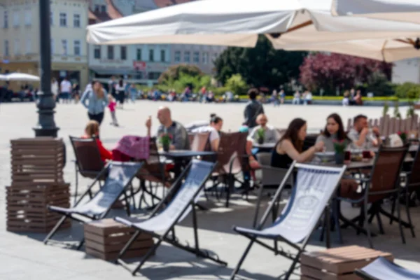 Bulanık Turistlerle Dolu Açık Hava Kaldırım Kafesi Nsanlar Restoranda Yemek — Stok fotoğraf