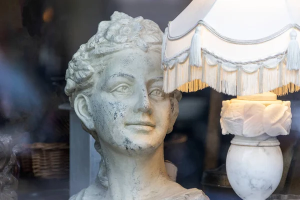 Antik Kvinna Byst Skulptur Nära Vintage Lampa Skyltfönster — Stockfoto