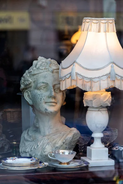 Antik Kvinna Byst Skulptur Nära Vintage Lampa Skyltfönster — Stockfoto