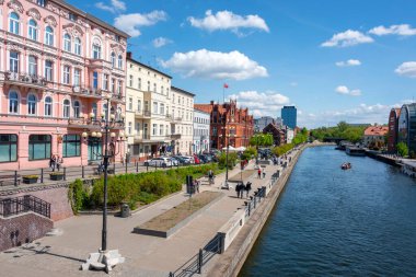 BYDGOSZCZ, POLİS. 08 Mayıs 2022: Brda Nehri kıyısındaki eski kasaba. Bydgoszcz, Polonya. Stary liman seti, Bydgoszcz şehrinin mimarisi..