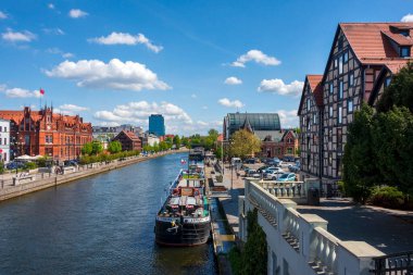 BYDGOSZCZ, POLİS. 08 Mayıs 2022: Brda Nehri kıyısındaki eski kasaba. Bydgoszcz, Polonya. Bydgoszcz şehrinin mimarisi olan tahıl ambarlarıyla dolu bir liman..