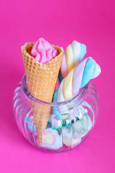 Doces Marshmallows Com Cone Waffle Jarra Vidro Fundo Rosa Doces — Fotografia de Stock