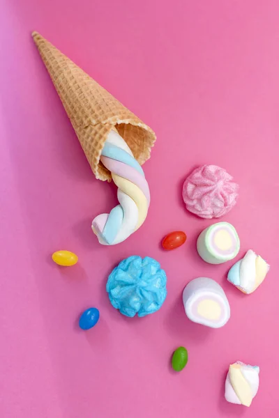 Marshmallows Com Cone Waffle Fundo Rosa Doces Açúcar Doces Marshmallow — Fotografia de Stock