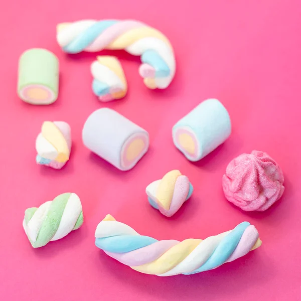 ピンクの背景にマシュマロ ピンクの背景にキャンディやお菓子の盛り合わせ コピースペース付きパステルカラーのマシュマロ — ストック写真