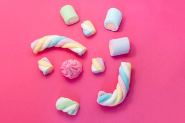 Pembe arka planda şekerlemeler. Pembe arka planda şekerleme ve şekerleme çeşitleri. Pastel renkte şekerleme ve kopyalama alanı