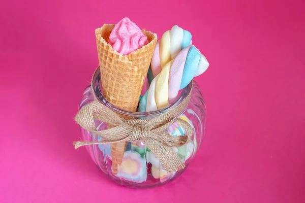 Doces Marshmallows Com Cone Waffle Jarra Vidro Fundo Rosa Doces — Fotografia de Stock