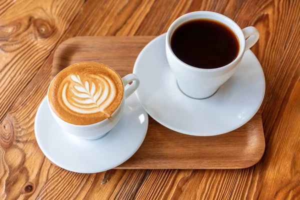 Vlak Wit Cappuccino Met Koffiekunst Filterkoffie Witte Kopjes Houten Tafel — Stockfoto