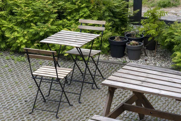 카페나 레스토랑에 테이블 나무와 금속으로 밀수업자 테이블 의자는 카페에 있습니다 — 스톡 사진