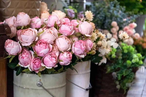 Розовые Пионы Вазах Цветочном Магазине Весенние Цветы Винтажные Металлические Вазы — стоковое фото