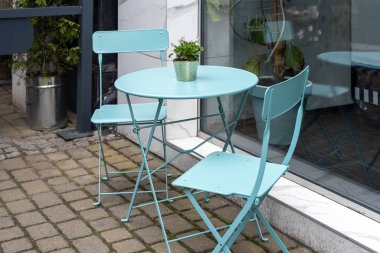 Açık kafede ya da restoranda boş bir masa. Kaldırımdaki kafede masa ve sandalyeler. Turistik mekan, kafe masası, kaldırımdaki kafe mobilyaları.