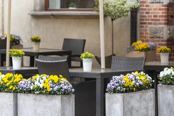 Empty Tables Flowers Outdoor Cafe Restaurant Tables Chairs Sidewalk Cafe — стоковое фото