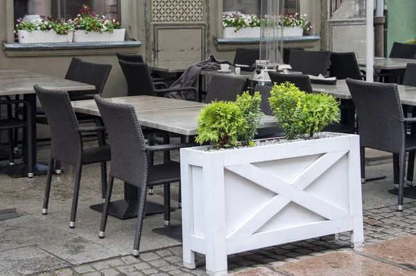 Açık kafede ya da restoranda boş bir masa. Kaldırımdaki kafede masa ve sandalyeler. Turistik mekan, kafe masası, kaldırımdaki kafe mobilyaları.