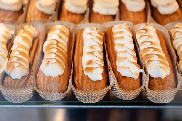 糕点店或咖啡店架子上的装饰品 橱窗里有法国甜食 还有美味的咖啡糕点 糕点店里的蛋糕 在面包店里陈列的各种带有奶油面糊的甜点 — 图库照片
