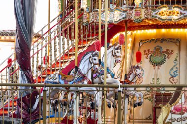 Atlar karnaval atlıkarıncasında. Tatil parkındaki eski Fransız atlıkarınca. Lunaparkta büyük bir kavşak var..