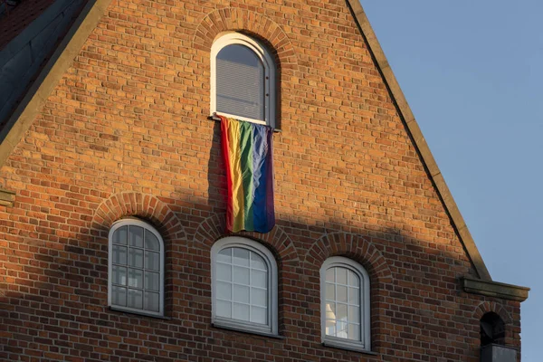 Lgbt Vlajka Visí Balkóně Gay Duhová Vlajka Visící Okna Činžovního — Stock fotografie