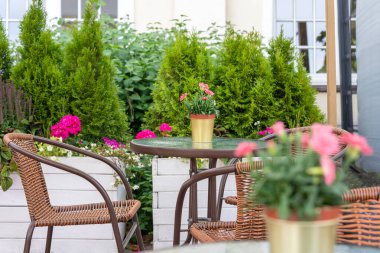 Açık kafede ya da restoranda boş bir masa. Kaldırımdaki kafede masa ve sandalyeler. Turistik mekan, kafe masası, kaldırımdaki kafe mobilyaları.