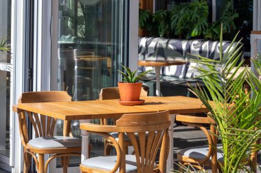 Açık kafede ya da restoranda boş bir masa. Kaldırımdaki kafede masa ve sandalyeler. Turistik mekan, kafe masası, kaldırımdaki kafe mobilyaları.