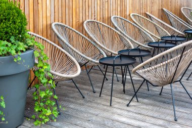 Açık kafede ya da restoranda boş bir masa. Kaldırımdaki kafede masa ve sandalyeler. Turistik mekan, kafe masası, kaldırımdaki kafe mobilyaları.