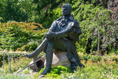 Polonya 'nın Sopot kentindeki Polnocny North Park' taki Jean Georg Haffner anıtı. Haffner bir tıp doktoruydu ve Zoppot 'taki ilk spanın kurucusuydu (Sopot).