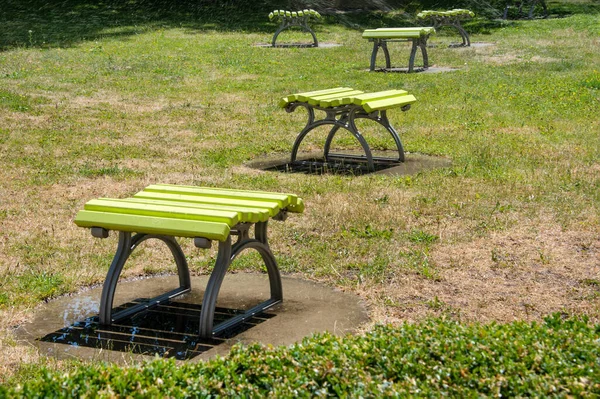 Leere Bänke Park Kleine Gartenstühle Für Eine Person Enge Beschränkungen — Stockfoto