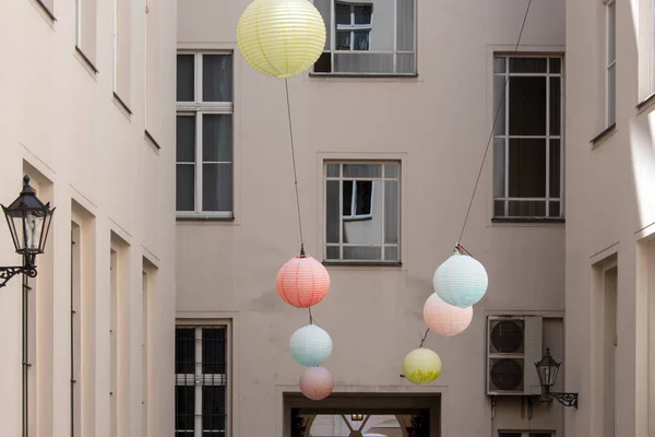 Bunte Chinesische Papierlaternen Hängen Auf Der Straße Festliche Sommerterrassendekoration Lichtergirlanden — Stockfoto