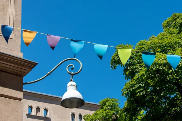 フェアバニングフラグ 祭りイベント 夏休みファームの饗宴 カーニバルの装飾 カラフルなパーティー三角形の紙の旗 公園や通りのデザインの装飾要素のガーランド — ストック写真
