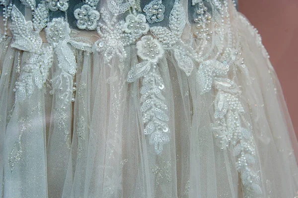 衣架上漂亮的新娘礼服 用珠子做刺绣 婚纱紧贴在婚纱沙龙 挂在衣架上的婚纱 — 图库照片