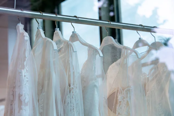 Красивое Свадебное Платье Вешалках Свадебное Платье Свадебном Салоне Свадебные Платья — стоковое фото