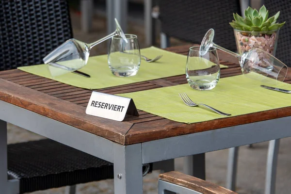 Restaurant Reservierte Tischschild Mit Weingläsern Bereit Für Eine Party Eisernes — Stockfoto