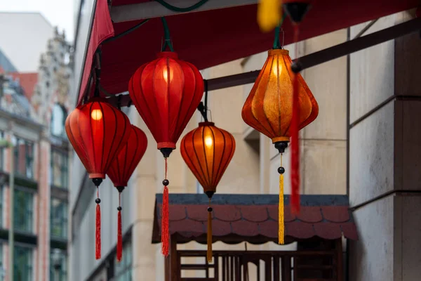 赤い中国の提灯の庭として屋外にぶら下がっている レストラン カフェや家のための伝統的なアジアの光の装飾ランタン 繁栄の象徴 — ストック写真