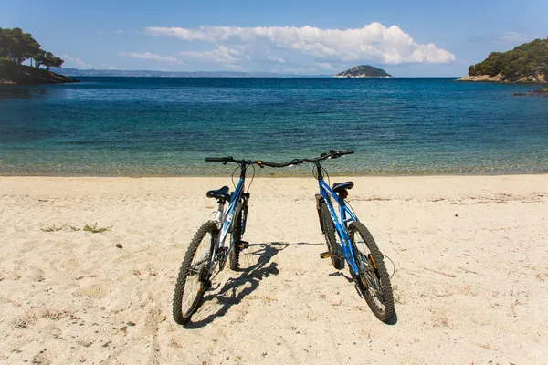 Due biciclette sulla spiaggia Immagine Stock