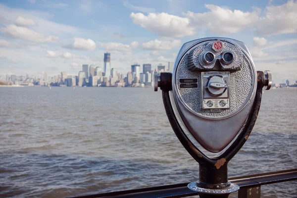 Visualizzatore binoculare, portata e paesaggio urbano di Manhattan Immagine Stock
