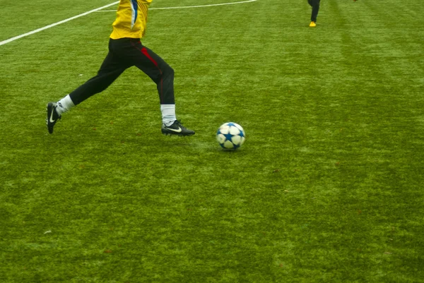 Ragazzi che giocano a calcio — Foto Stock