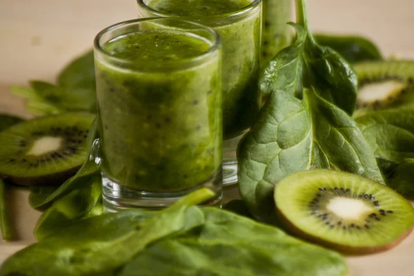 Ispanak ve kivi ile taze yeşil smoothie