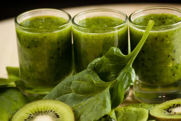 Ispanak ve kivi ile taze yeşil smoothie