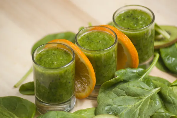 Batido verde fresco con espinacas y kiwi — Foto de Stock