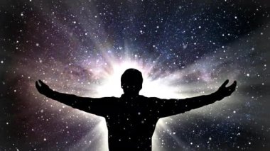 Gece uzayı gökyüzüne karşı insan silueti. Özlem ve Geliştirme kavramı.