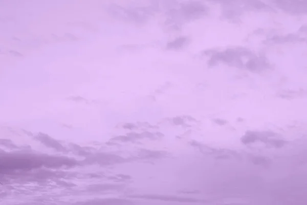 Çok Peri gökyüzü ve bulutlar. Yılın tek renkli arka planı 2022 rengi.